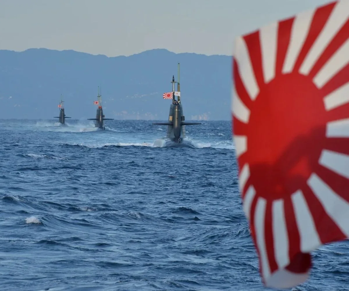 Vista en perspectiva de una flotilla de submarinos convencionales japoneses abriéndose paso en aguas abiertas de la bahía de Sagami