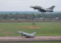 Caza Eurofighter Typhoon junto a aviones Rafale durante aviones Rafale durante una misión que simuló un ataque nuclear sobre el Mediterráneo. Crédito: Catherine Vautrin / X