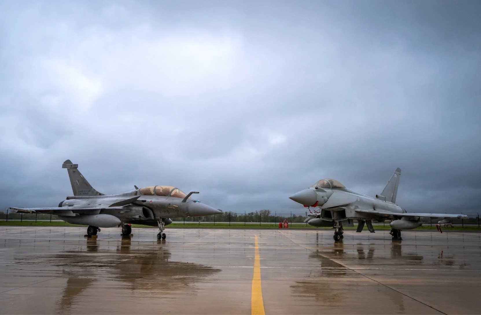 Caza Eurofighter Typhoon junto a aviones Rafale durante aviones Rafale durante una misión que simuló un ataque nuclear sobre el Mediterráneo. Crédito: redes sociales