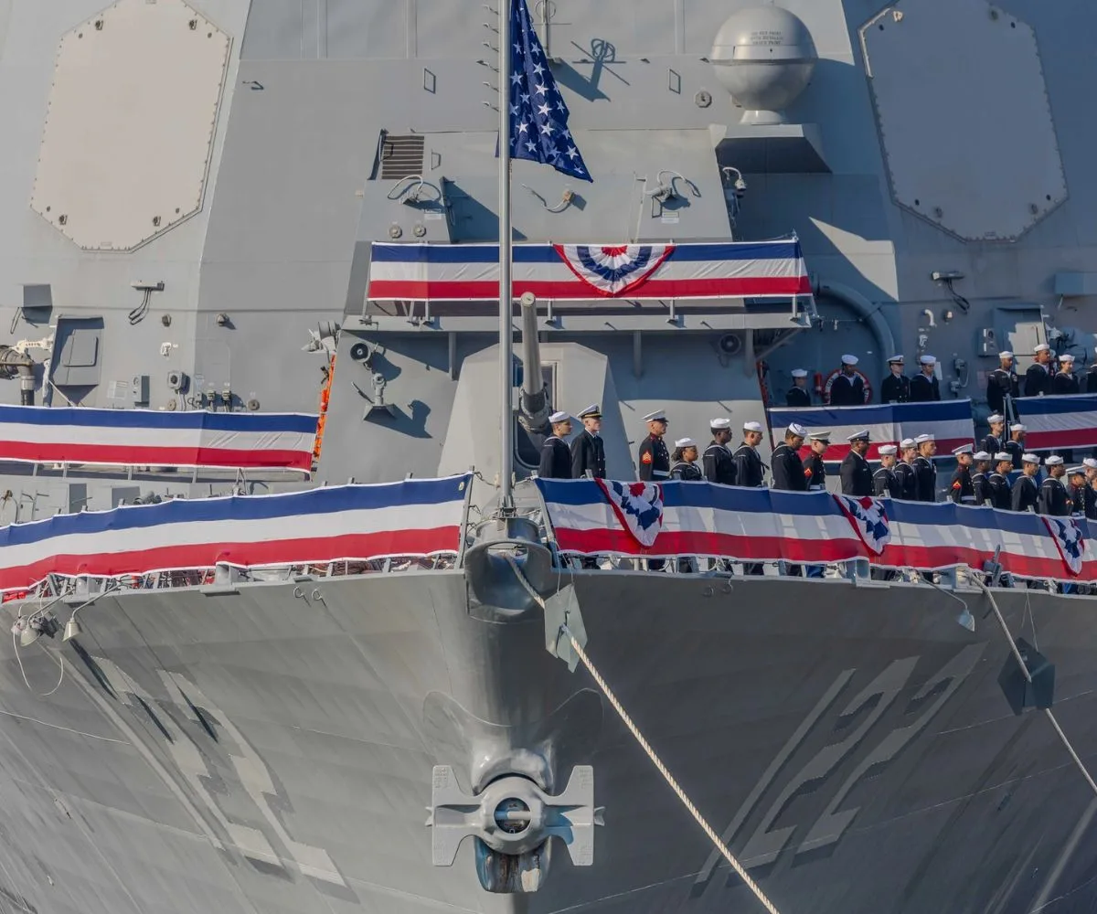 La tripulación del USS John Basilone (DDG 122), el destructor de misiles guiados de la clase Arleigh Burke más nuevo de la Armada de EE.UU.