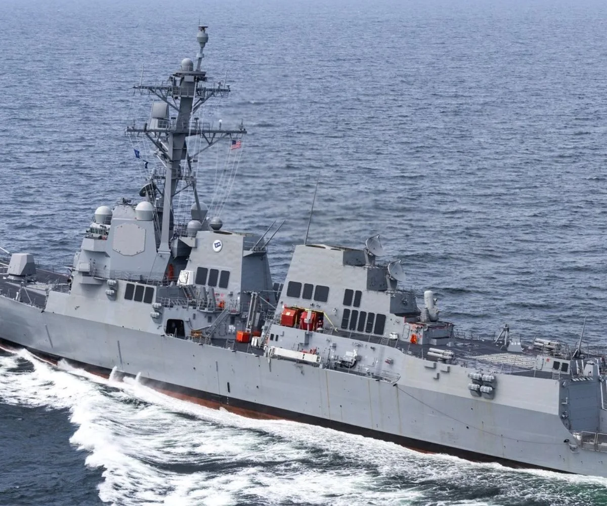 Destructor de misiles guiados, clase Arleigh Burke, USS John Basilone (DDG-122), navegando en mar abierto