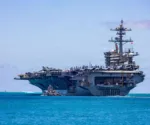 Portaaviones nuclear USS Theodore Roosevelt (CVN-71) de la Armada de Estados Unidos navegando a mar abierto. Imagen ilustrativa