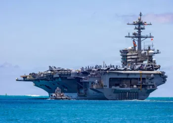 Portaaviones nuclear USS Theodore Roosevelt (CVN-71) de la Armada de Estados Unidos navegando a mar abierto. Imagen ilustrativa