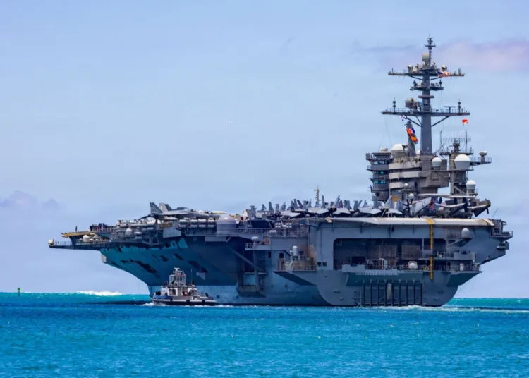 Portaaviones nuclear USS Theodore Roosevelt (CVN-71) de la Armada de Estados Unidos navegando a mar abierto. Imagen ilustrativa