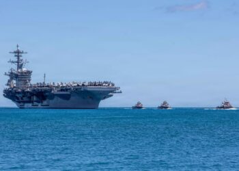 El portaaviones de la clase Nimitz USS Theodore Roosevelt (CVN 71) regresa a la Base Conjunta Pearl Harbor-Hickam para participar en los eventos finales del Ejercicio Rim of the Pacific 2026, el 28 de julio de 2026. Créditos: Armada de EE.UU.