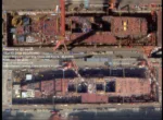 Se añadieron tres secciones más de cubierta al portaaviones Tipo 004 de China en solo cinco días, en el astillero de Dalian, registrado el 5 de octubre de 2026. Créditos: PLA Military Updates.