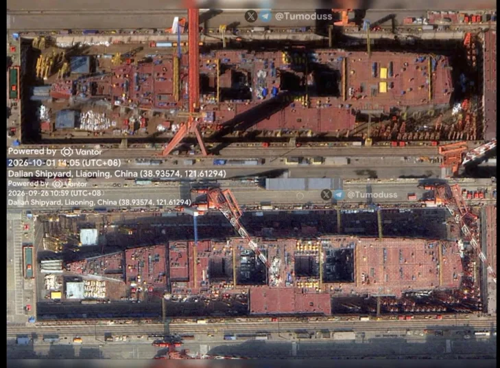 Se añadieron tres secciones más de cubierta al portaaviones Tipo 004 de China en solo cinco días, en el astillero de Dalian, registrado el 5 de octubre de 2026. Créditos: PLA Military Updates.