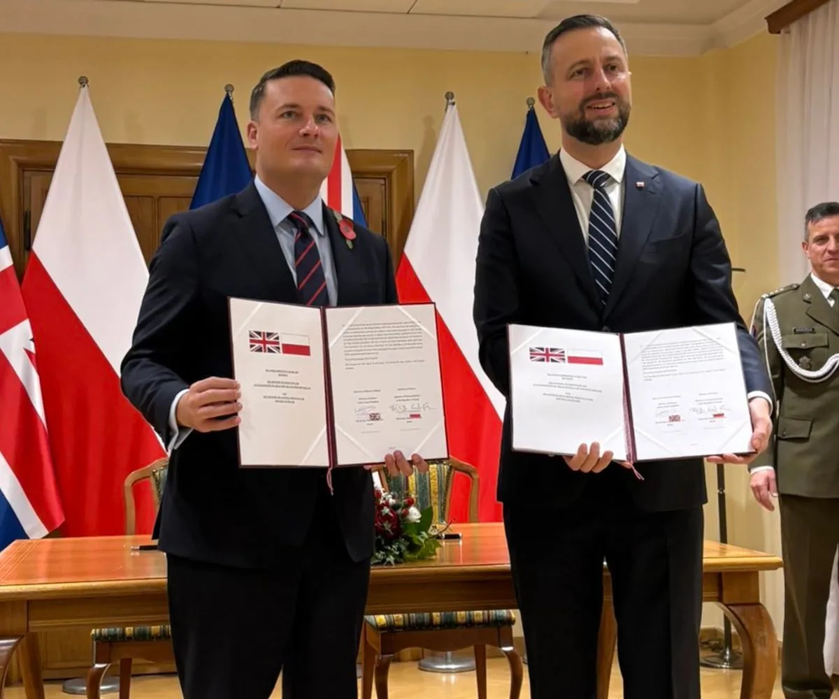 Władysław Kosiniak-Kamysz y Wes Streeting firman el Plan de Defensa de Varsovia, en Polonia, el 27 de octubre de 2026
