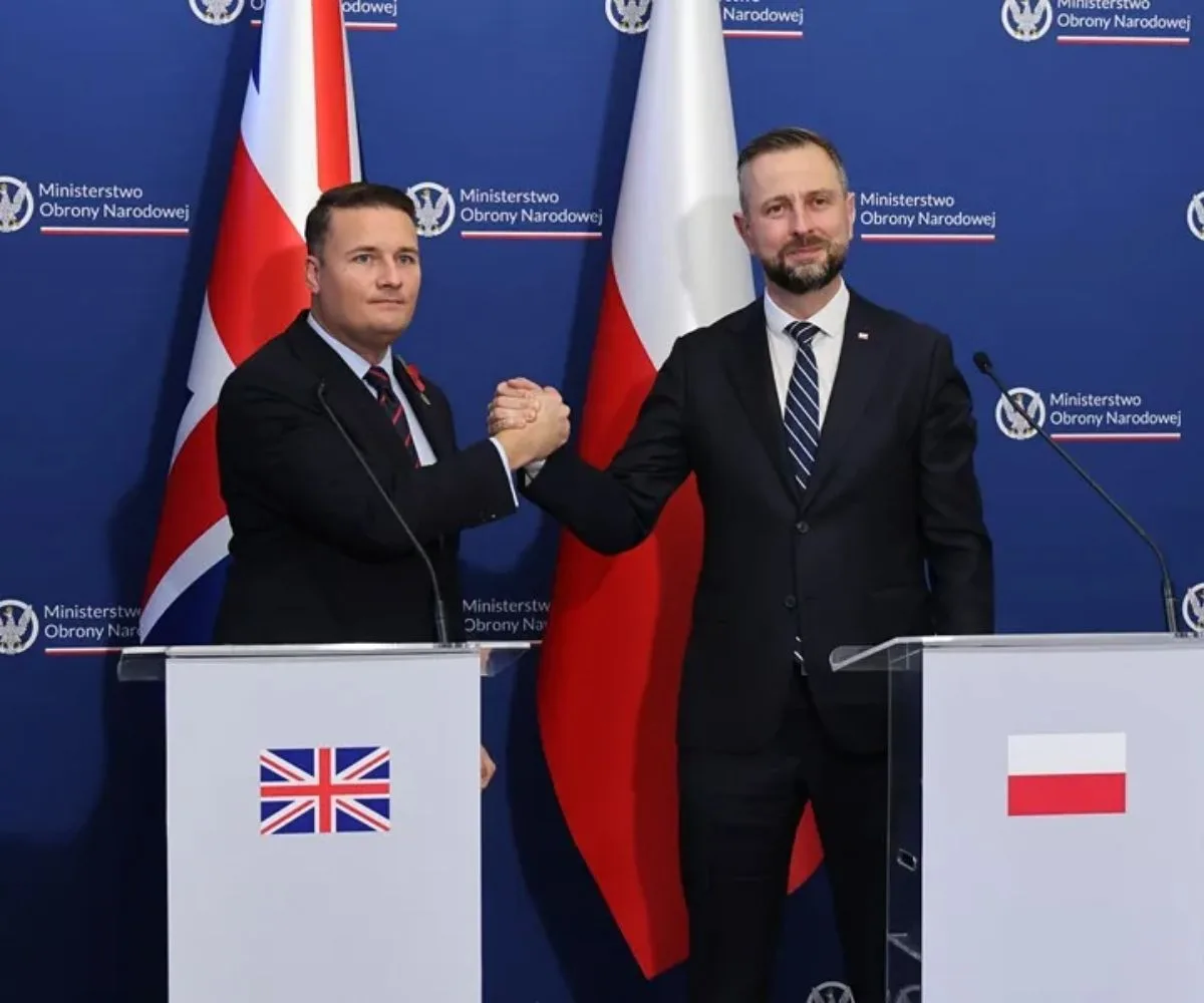 El ministro de Defensa polaco, Wladyslaw Kosiniak-Kamysz, y el secretario de Estado británico de Defensa, Wes Streeting, asisten a una rueda de prensa tras una reunión en el Ministerio de Defensa Nacional en Varsovia, Polonia, el 27 de octubre de 2026