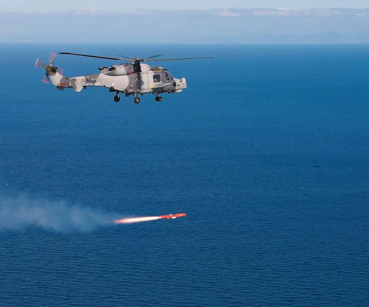 El Wildcat HMA Mk2 de la Royal Navy completa un disparo guiado de un misil antibuque. Imagen ilustrativa