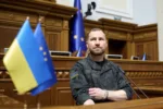 El ministro de Defensa de Ucrania, Yevhenii Khmara, se dirige al Parlamento en Kiev el 19 de agosto de 2026. Créditos: Getty Images.