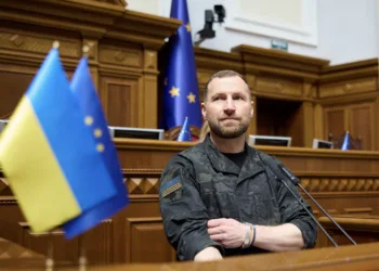 El ministro de Defensa de Ucrania, Yevhenii Khmara, se dirige al Parlamento en Kiev el 19 de agosto de 2026. Créditos: Getty Images.