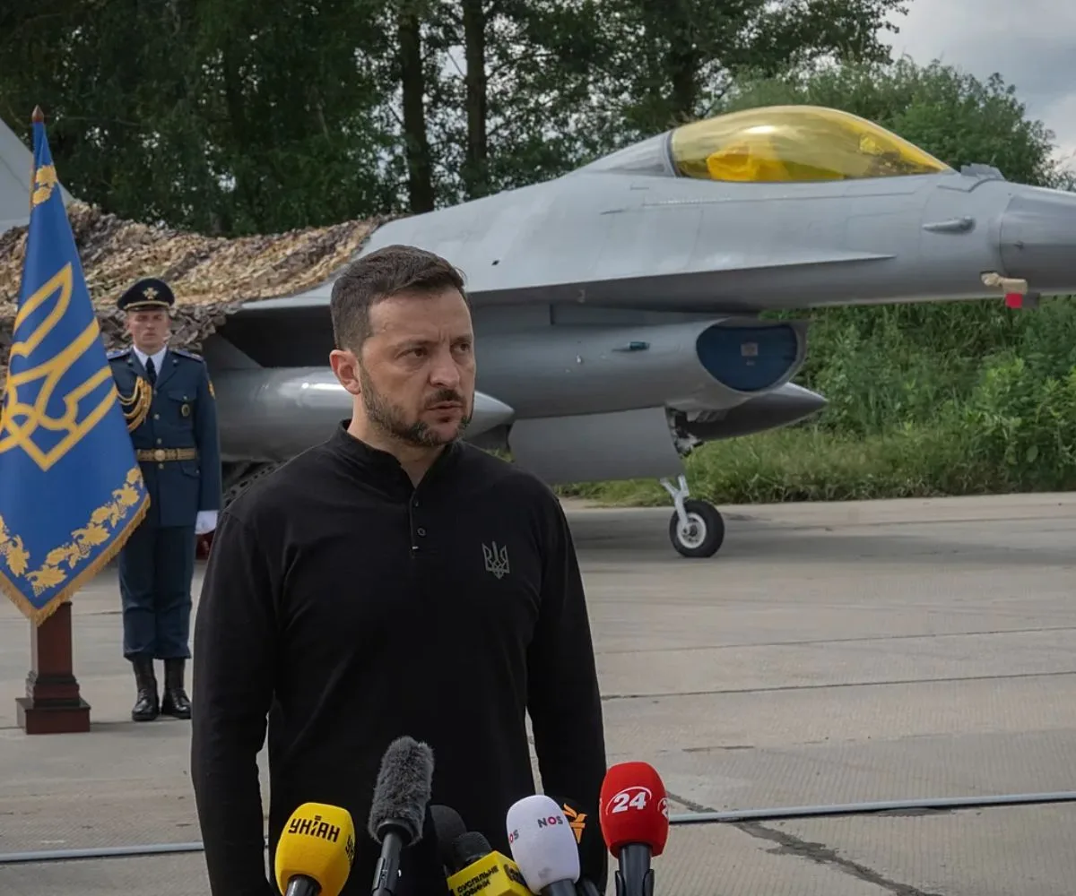 El presidente ucraniano, Volodímir Zelenski, responde a las preguntas de la prensa frente a uno de los recién entregados cazas de combate occidentales F-16 Fighting Falcon, durante una presentación oficial el 4 de agosto de 2024