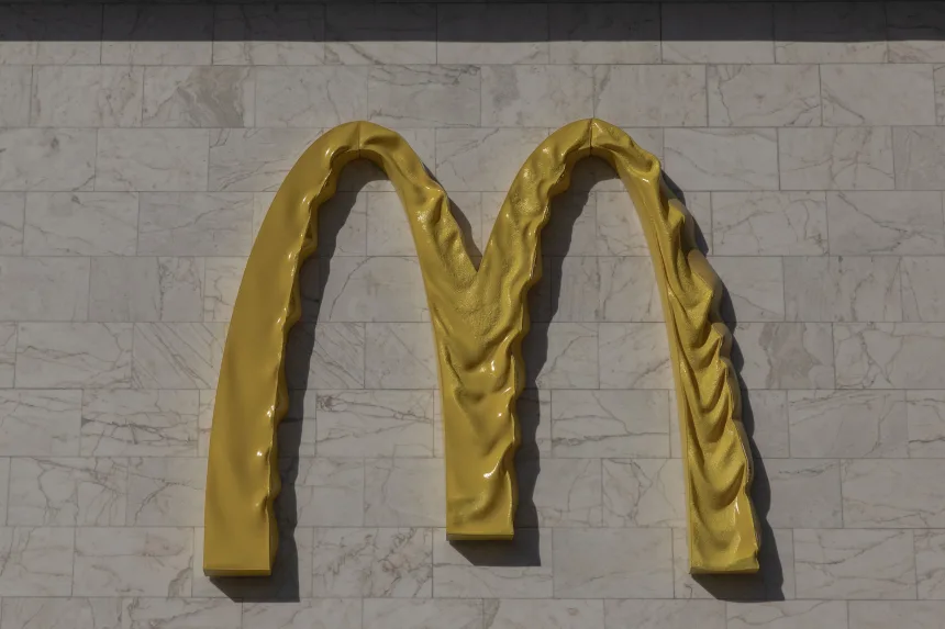 Esta fotografía muestra el logotipo de McDonald's en la fachada de uno de sus restaurantes, dañado y derretido por los ataques rusos cerca de la estación de metro Lukianivska en Kiev el 27 de mayo de 2026. Roman Pilipey/AFP/Getty Images