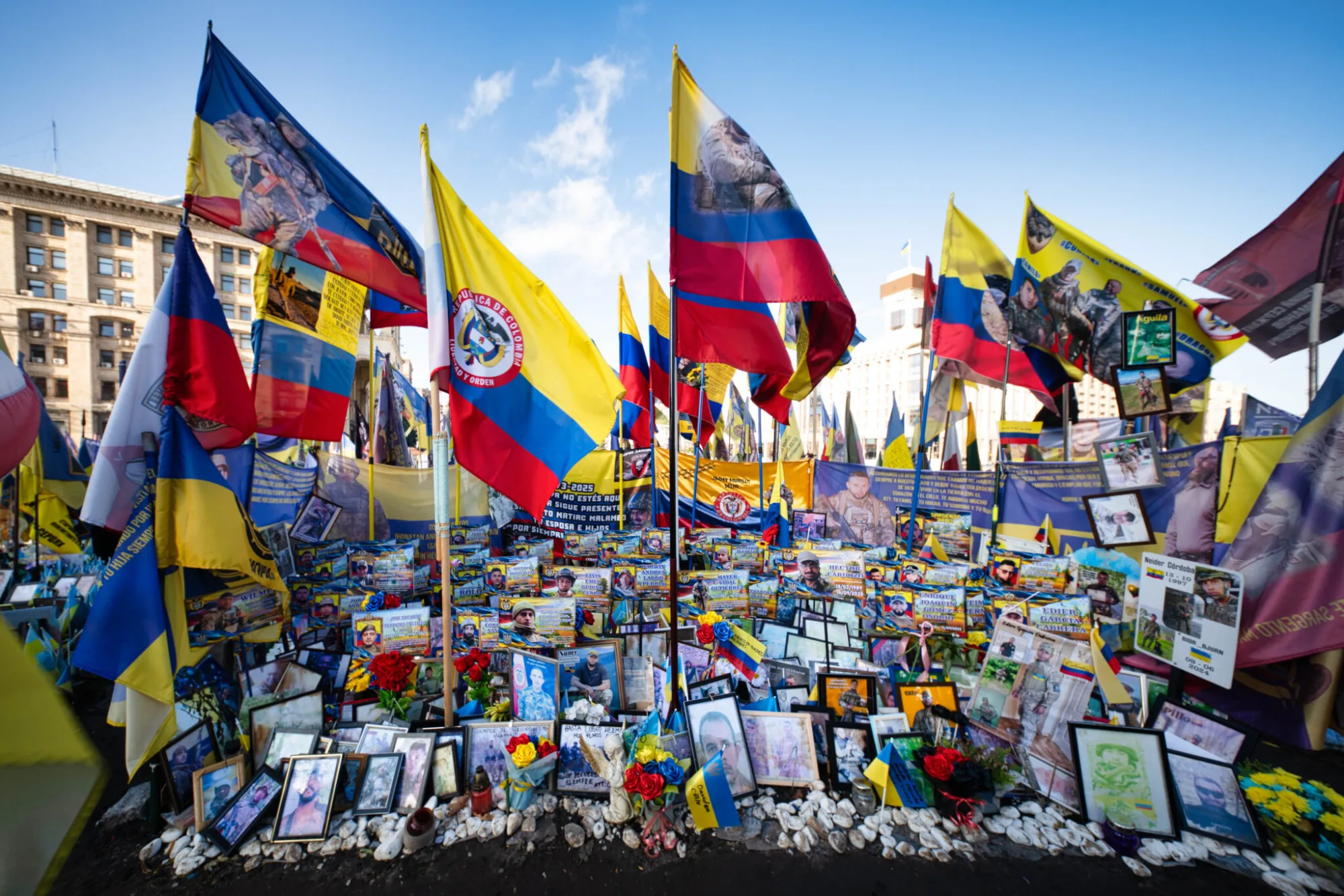 Las banderas colombianas rinden homenaje a los colombianos que han perdido la vida luchando contra fuerzas rusas y afines en Ucrania en la Plaza Maidan de Kiev, Ucrania, Jeremy Bigwood/ZUMA Press Wire