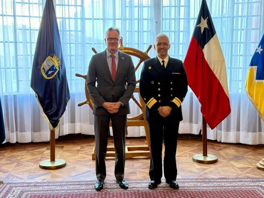 El embajador David Concar y el contraalmirante Juan Soto en la reunión protocolar en el edificio de la Tercera Zona Naval. Firma: Embajada Británica en Chile