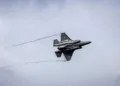 Un avión F-35A Lightning II de la Real Fuerza Aérea Australiana realiza una exhibición aérea durante el Día de Visita de la Escuela de Formación Técnica de la RAAF, celebrado en la Base de la RAAF Wagga.