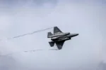 Un avión F-35A Lightning II de la Real Fuerza Aérea Australiana realiza una exhibición aérea durante el Día de Visita de la Escuela de Formación Técnica de la RAAF, celebrado en la Base de la RAAF Wagga.