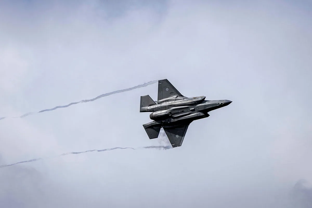 Un avión F-35A Lightning II de la Real Fuerza Aérea Australiana realiza una exhibición aérea durante el Día de Visita de la Escuela de Formación Técnica de la RAAF, celebrado en la Base de la RAAF Wagga.