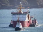 HMS Protector siendo remolcado. Crédito: redes sociales