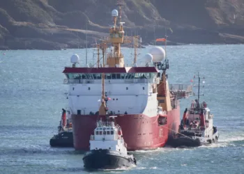 HMS Protector siendo remolcado. Crédito: redes sociales
