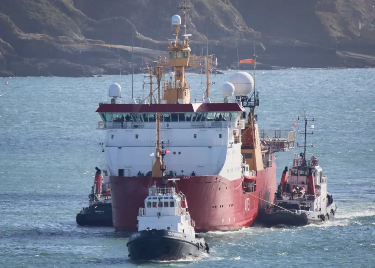 HMS Protector siendo remolcado. Crédito: redes sociales