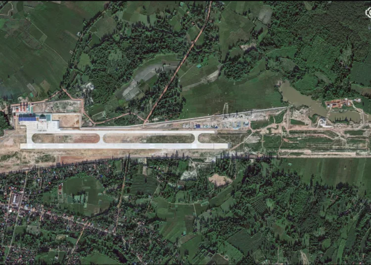 Una imagen satelital muestra una nueva instalación de entrenamiento conjunta China-Laos, con una pista de aterrizaje en expansión, en Ban Keun, provincia de Vientiane, Laos, 30 de septiembre de 2026. Vantor/Distribución vía REUTERS.