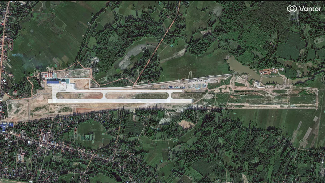 Una imagen satelital muestra una nueva instalación de entrenamiento conjunta China-Laos, con una pista de aterrizaje en expansión, en Ban Keun, provincia de Vientiane, Laos, 30 de septiembre de 2026. Vantor/Distribución vía REUTERS.