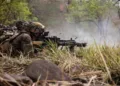 Un soldado del Ejército de EE. UU. asignado al 2º Batallón, 21º Regimiento de Infantería, 3ª Brigada de Combate de Infantería, 25ª División de Infantería, ataca objetivos desde una posición de fuego oculta en Fort Magsaysay, Filipinas, el 29 de marzo de 2026. (Foto del Ejército de EE. UU. por el sargento Taylor Gray)