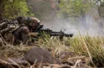 Un soldado del Ejército de EE. UU. asignado al 2º Batallón, 21º Regimiento de Infantería, 3ª Brigada de Combate de Infantería, 25ª División de Infantería, ataca objetivos desde una posición de fuego oculta en Fort Magsaysay, Filipinas, el 29 de marzo de 2026. (Foto del Ejército de EE. UU. por el sargento Taylor Gray)