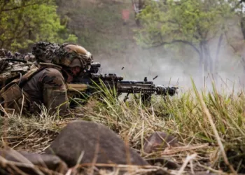 Un soldado del Ejército de EE. UU. asignado al 2º Batallón, 21º Regimiento de Infantería, 3ª Brigada de Combate de Infantería, 25ª División de Infantería, ataca objetivos desde una posición de fuego oculta en Fort Magsaysay, Filipinas, el 29 de marzo de 2026. (Foto del Ejército de EE. UU. por el sargento Taylor Gray)