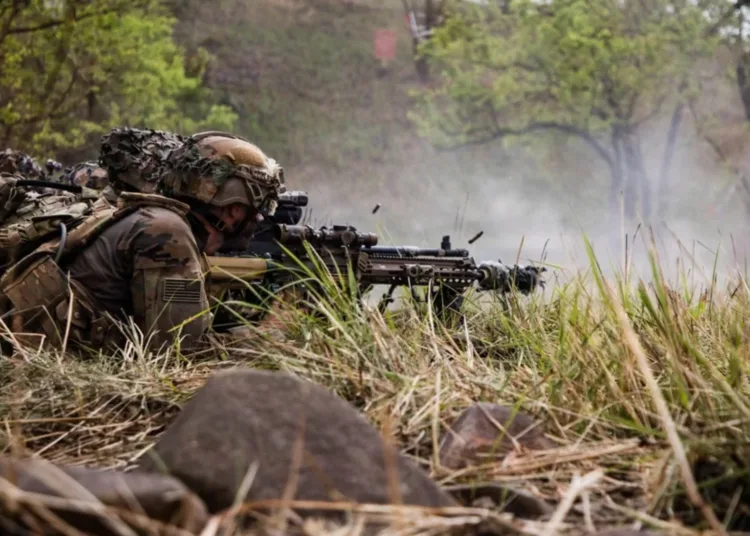 Un soldado del Ejército de EE. UU. asignado al 2º Batallón, 21º Regimiento de Infantería, 3ª Brigada de Combate de Infantería, 25ª División de Infantería, ataca objetivos desde una posición de fuego oculta en Fort Magsaysay, Filipinas, el 29 de marzo de 2026. (Foto del Ejército de EE. UU. por el sargento Taylor Gray)