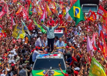 Flavio Bolsonaro y Lula da Silva cerraron su campaña en distintos puntos de Brasil. Crédito: Bruno Diforti / Escenario Mundial