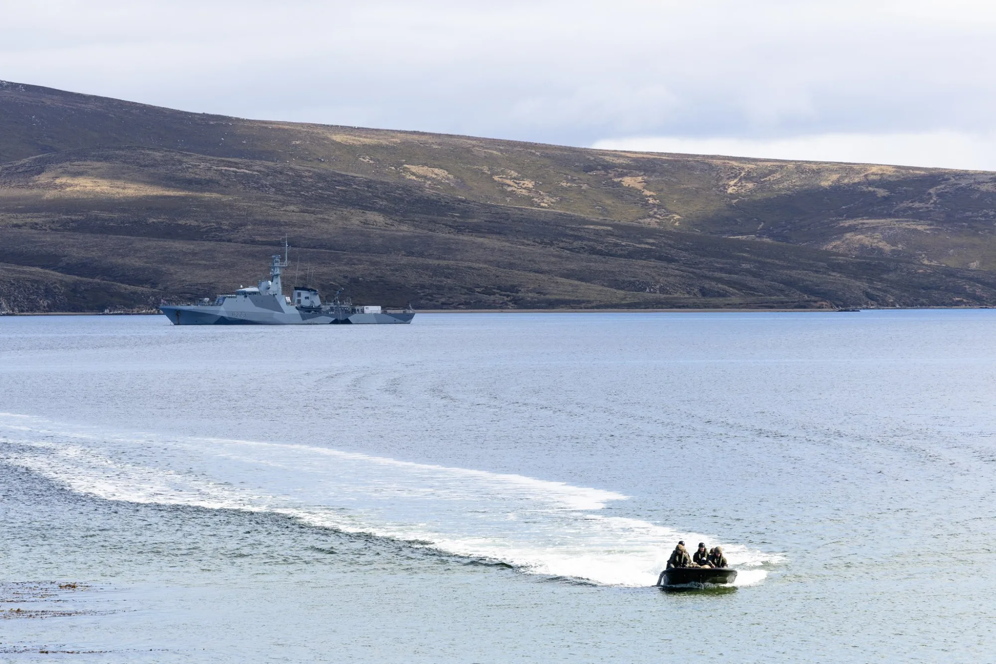 el HMS Medway realiza un desembarco en las Islas Malvinas. Crédito: X