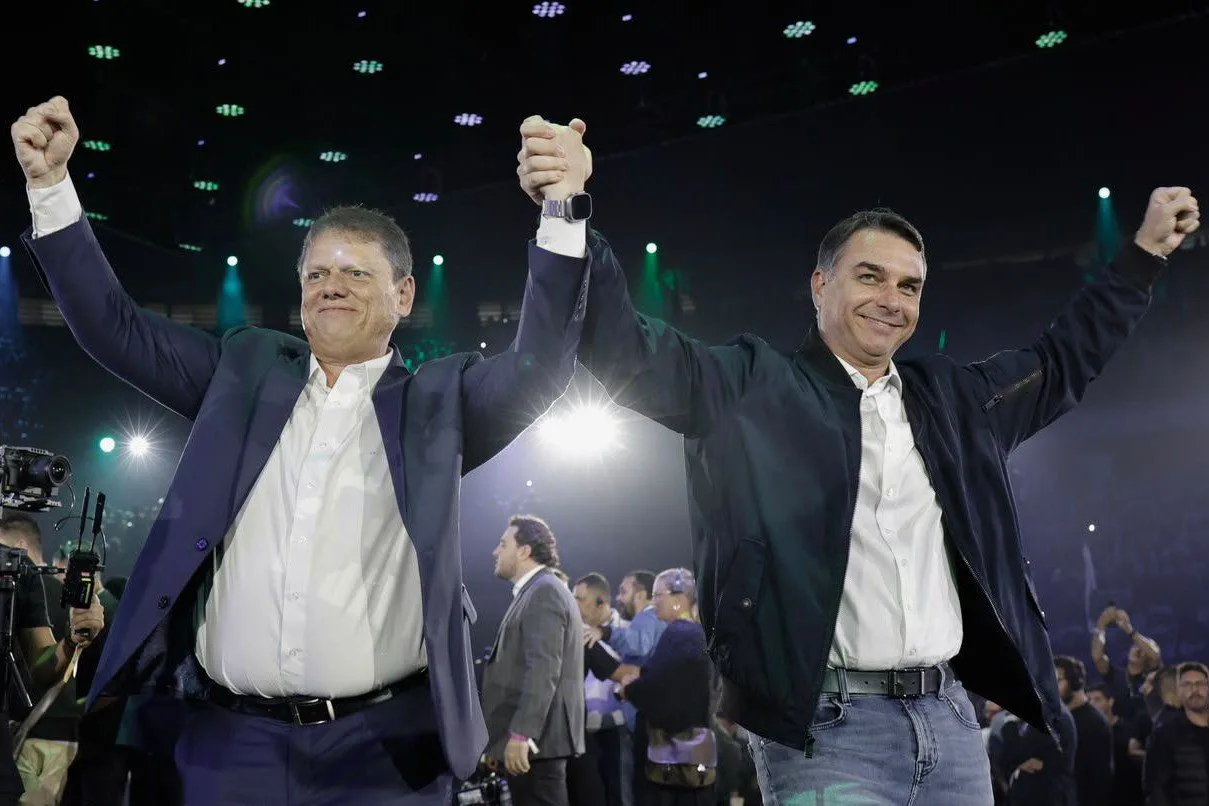 Tarcísio de Freitas y Flávio Bolsonaro en la convención del partido Republicanos en São Paulo / Crédito: Caiuá Maia/Divulgação